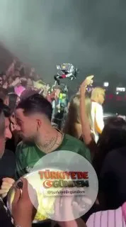 Mahmut Orhan, DJ performansı sırasında izleyicilere dolma dağıttı.