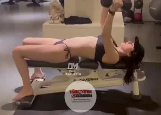 Oyuncu Alexandra Daddario'nun spor için tercih ettiği kıyafet gündem yarattı.
