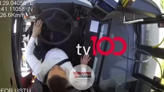 İstanbul'da halk otobüsünde ayakta yolculuk yapan 81 yaşındaki bir yolcu, dengesini kaybederek düştü. Omuriliğinde ağır yaralanmalar meydana gelen yaşlı adam hayatını kaybederken, otobüs şoförü serbest bırakıldı.
