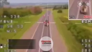 Ukrayna'ya ait bir FPV dronunun saldırıya geçtiğini gören Rus askerleri, hareket halindeki aracın arkasına atladı.