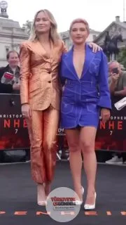Ceketinin düğmeleri kazara açılan Emily Blunt, Florence Pugh'u kendine siper ederek korudu.