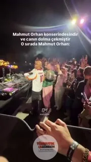 Mahmut Orhan, sahne performansı sırasında hayranlarına yaprak sarması ikram etti.