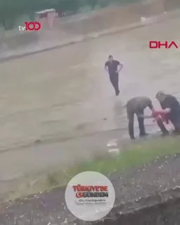 Kastamonu'da köprü üzerinde dengesini kaybederek çaya düşen 3 yaşındaki çocuk, çevredeki bir vatandaş tarafından kurtarıldı.