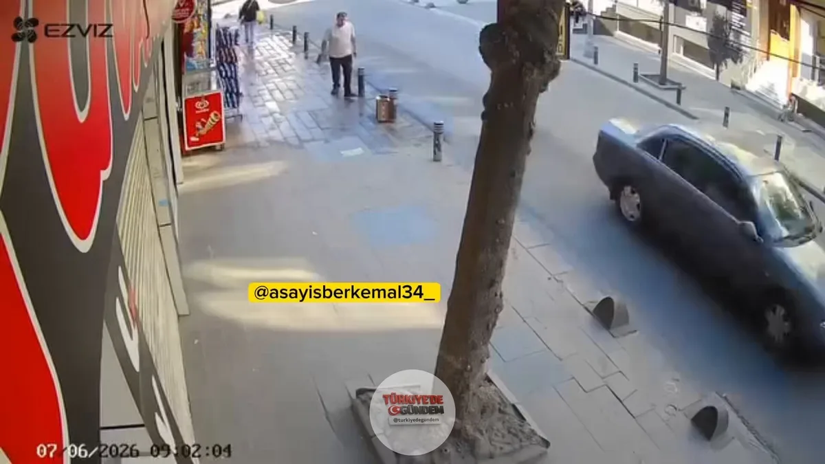 İstanbul'da kaldırımda yürüyen bir kişiye otomobil çarptı.