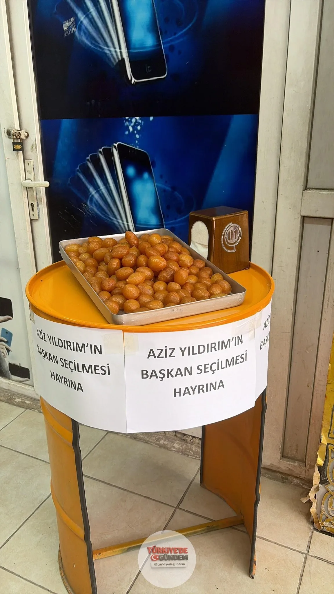 Osmaniye'de bir esnaf, Aziz Yıldırım'ın Fenerbahçe başkanlığına seçilmesini lokma dağıtarak kutladı.