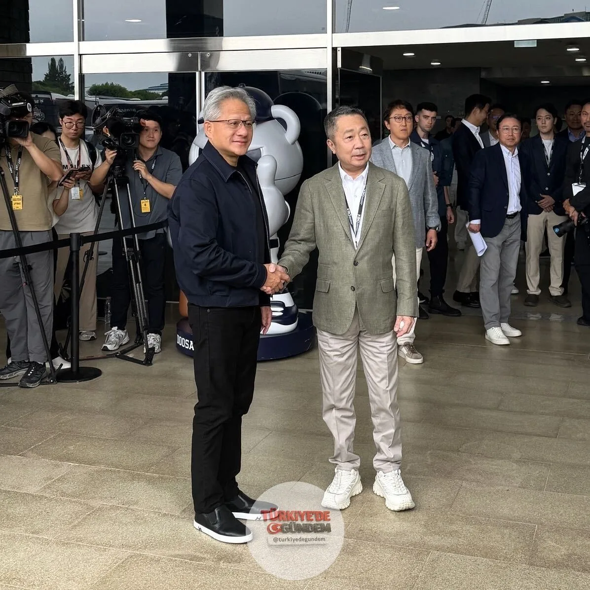 NVIDIA ve Doosan Group, fiziksel yapay zeka ve yapay zeka fabrikası altyapısını geliştirmek üzere iş birliği yaptıklarını duyurdu. Şirketler; robotik, yapay zeka fabrikası güç çözümleri ve yeni nesil veri merkezi sistemlerine yönelik ileri elektronik