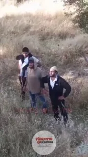 Batı Şeria'nın El Halil kentinde İsrailli işgalciler, Filistinli aileleri evlerini terk etmeye zorlayarak tehdit etti: "Evinizi almaya geldim. Belki yarın değil, belki ertesi gün değil ama inanın bana, bu evi alacağım. Eşyalarınızı toplayıp gidebilir