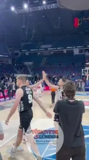 Beşiktaş GAİN, maç sonu galibiyeti kutluyor!