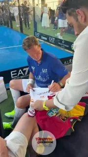 Frank de Boer, bir Galatasaray taraftarının formasını imzaladı.