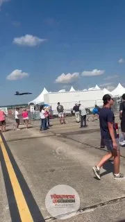 ABD Donanması'na bağlı olarak 1948 yılında kurulan Blue Angels ekibi, olması gerekenden çok daha düşük bir irtifada alçak uçuş gerçekleştirdi. Gürültüden ürken Amerikalılar kendilerini yere attı.
