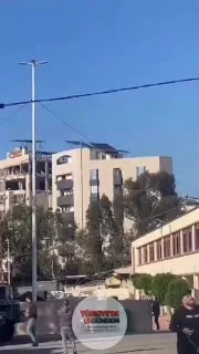 SON DAKİKA: Bölgesel gerilimin tırmandığı bir dönemde, İran'a ait balistik füzelerden oluşan bir dalganın Tel Aviv'e doğru ilerlediği ve bölgede büyük patlamaların meydana geldiği bildiriliyor.