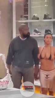 Kanye West, eşi Bianca Censori ile çıktığı alışveriş turunda yine sosyal medyanın gündemine oturdu. Censori, tercih ettiği iddialı ve sıra dışı kıyafetle tüm bakışları üzerine çekti.