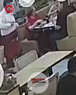 İzmir'de bir dönercide üzerine kızgın tereyağı dökülen 2 yaşındaki çocuk, konuşma yetisini kaybetti ve vücudunda kalıcı hasar oluştu. Mahkemenin garsona 7 bin 500 TL, sorumlu müdüre ise 11 bin 200 TL para cezası vermesi aileyi isyan ettirdi.