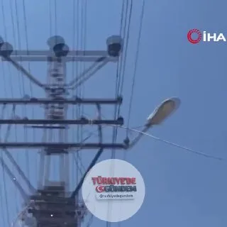 Şanlıurfa'da aracını kaçak elektrikle şarj eden şahsın kurduğu düzenek, görenleri hayrete düşürdü.