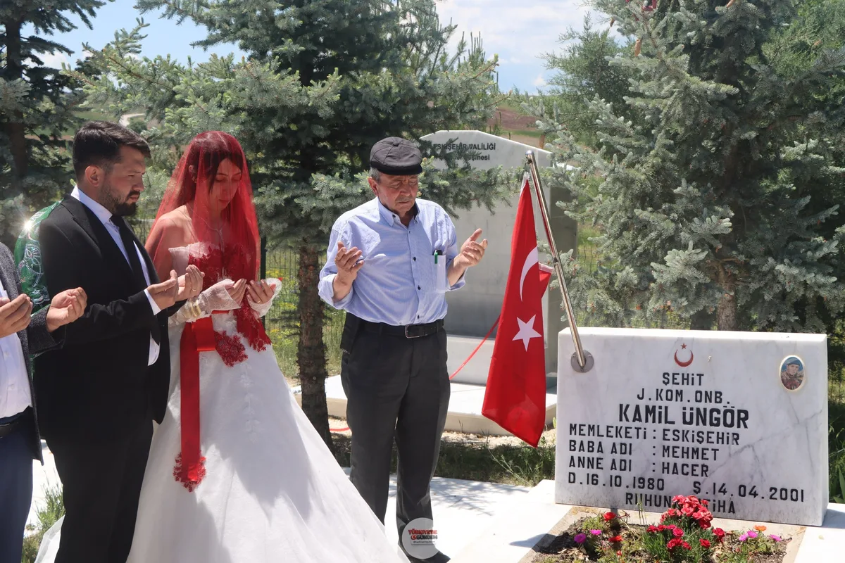 Eskişehir'de yaşayan Hasan Hüseyin Üngör, en mutlu gününde eşiyle birlikte ilk ziyaretini, 2001 yılında şehit olan ve ismini taşıdığı amcasının kabrine yaptı