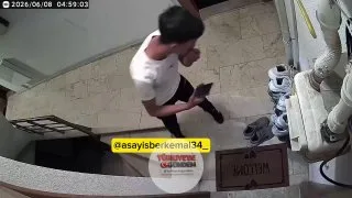 İstanbul'da bir apartmana giren hırsız, ayakkabıları mağazada inceliyormuş gibi kontrol ettikten sonra beğendiği modeli çaldı. Hırsız, bir saat sonra geri dönerek bu kez poşet içindeki diğer ayakkabıyı da alıp kayıplara karıştı.