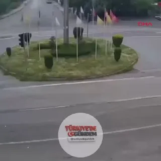 Hatay'ın Dörtyol ilçesinde, bir kavşakta asılı olan Türk bayrağı, şiddetli rüzgar nedeniyle ipinin kopması sonucu yere düştü. Durumu fark eden sürücüler araçlarını durdurarak, yerden aldıkları bayrağı güvenli bir noktaya taşıdı.