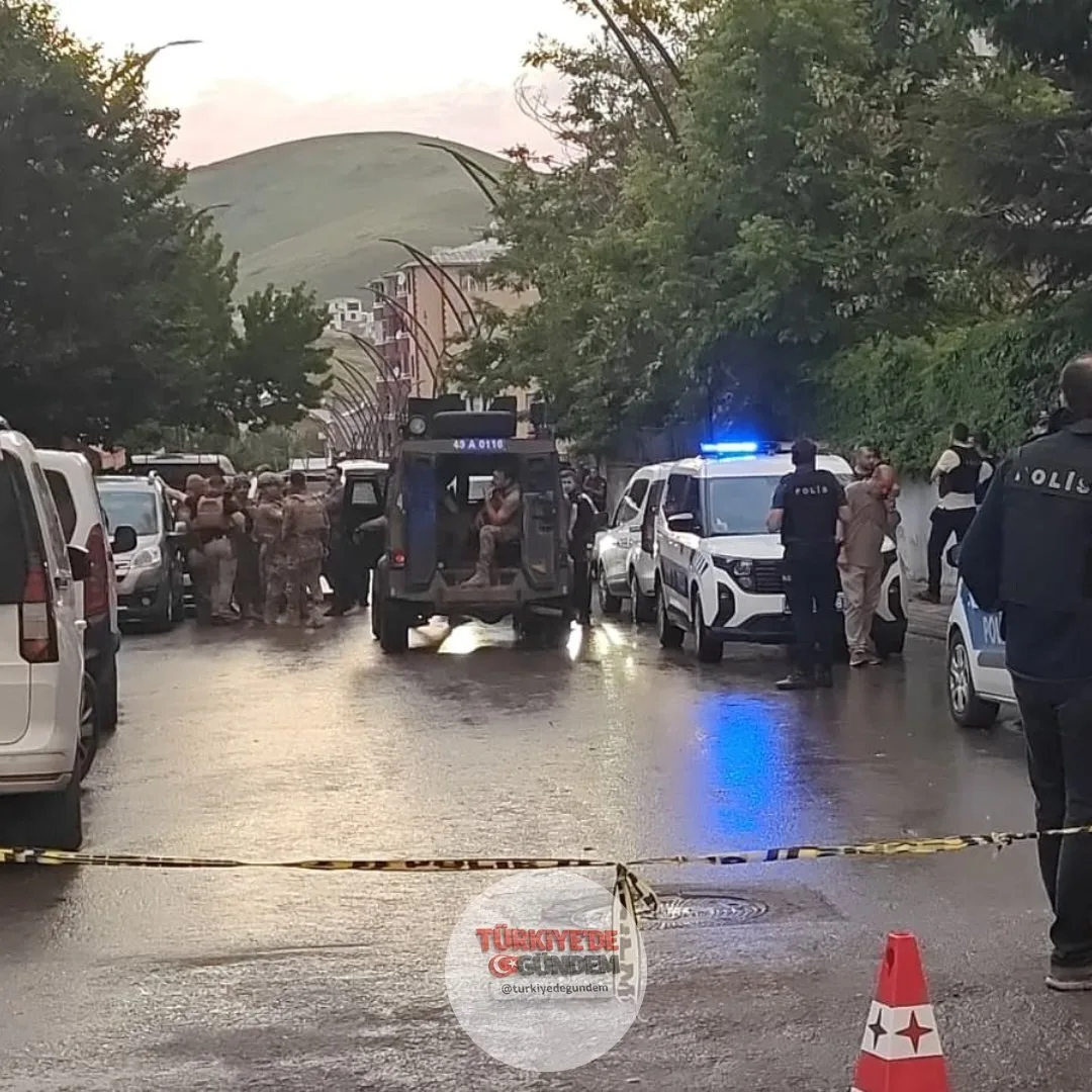 Muş'ta kardeşini silahla yaraladıktan sonra eve barikat kuran şüpheli, özel harekat ekiplerinin düzenlediği operasyonla etkisiz hale getirildi. Müdahale sırasında bir polis memuru bacağından yaralandı. (İHA)