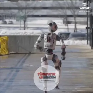Boston Dynamics, kısa süre önce Atlas'ın dikkat çekici bir hassasiyetle gerçekleştirdiği güçlü bir ters taklayı sergiledi. Robot, ayak parmakları üzerine kusursuz bir şekilde iniş yaptı ve hemen ardından ikinci bir ters taklaya geçti. Bu gelişmiş yet