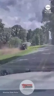 Arkansaslı bir baba, polisten kaçarken aracından 4 aylık bebeğinin fırladığı kovalamacanın ardından çok sayıda suçlamayla karşı karşıya. Polis, araçta üç çocuğun daha bulunduğunu ve hepsinin hafif yaralarla tedavi edildiğini açıkladı.