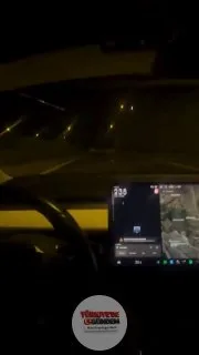 Bir Tesla sürücüsü, saatte 230 kilometre hızla giderken farlarını kapatıp açarak yolculuk yaptığı anları paylaştı
