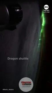 NASA astronotu Jessica Meir tarafından SpaceX Dragon mekiğinden çekilen büyüleyici hızlandırılmış görüntüler, Güney Işıkları olarak da bilinen aurora australis'in muhteşem yeşil şeritlerini gözler önüne serdi.