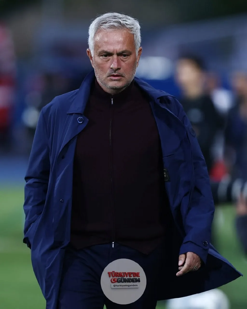 Jose Mourinho, seçim sonuçlarının ardından Aziz Yıldırım'ı telefonla arayarak tebrik etti. (Sercan Hamzaoğlu) “Biraz geç de olsa hak ettiğin koltuğa oturdun. Tebrik ederim.”