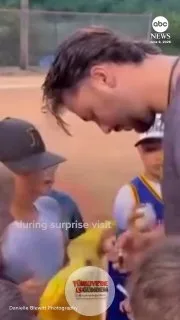 Pittsburgh Pirates'ın yıldız atıcısı Paul Skenes, Pittsburgh yakınlarında küçük lig oyuncularına sürpriz yaptı. Genç sporcularla fotoğraf çektiren, onlarla top oynayan ve imza dağıtan Skenes, annesinin izniyle bir çocuğun alnına da imza attı.