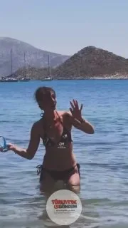 Birce Akalay, denizde dans ettiği eğlenceli anlarını paylaştı.
