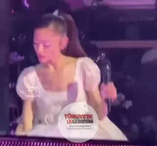 Kaliforniyalı bazı hayranlar, Ariana Grande'nin yeni turnesindeki "We Can't Be Friends" şarkısının sessizlik meydan okuması sırasında kendilerine hakim olamayarak gürültü yaptı.