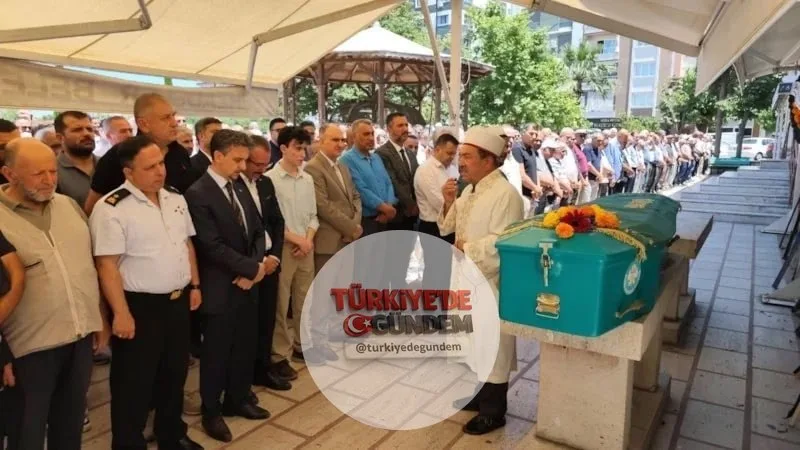 Manisa'da geçirdiği kalp krizi sonucu hayatını kaybeden Manisa İl Milli Eğitim Müdürlüğü emekli şube müdürlerinden Yakup Kadri Gülsoy'un cenaze törenine katılan yakın arkadaşı, kendisi de kalp krizi geçirerek yere yığıldı.
