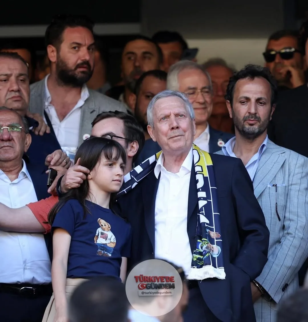 Aziz Yıldırım’ın kızı Yaz’ın adını taşıyan 50,2 metre uzunluğundaki lüks süper yatı "Queen Yaz" denize indirildi. Devasa yat, tasarımı ve özellikleriyle dikkatleri üzerine çekti.