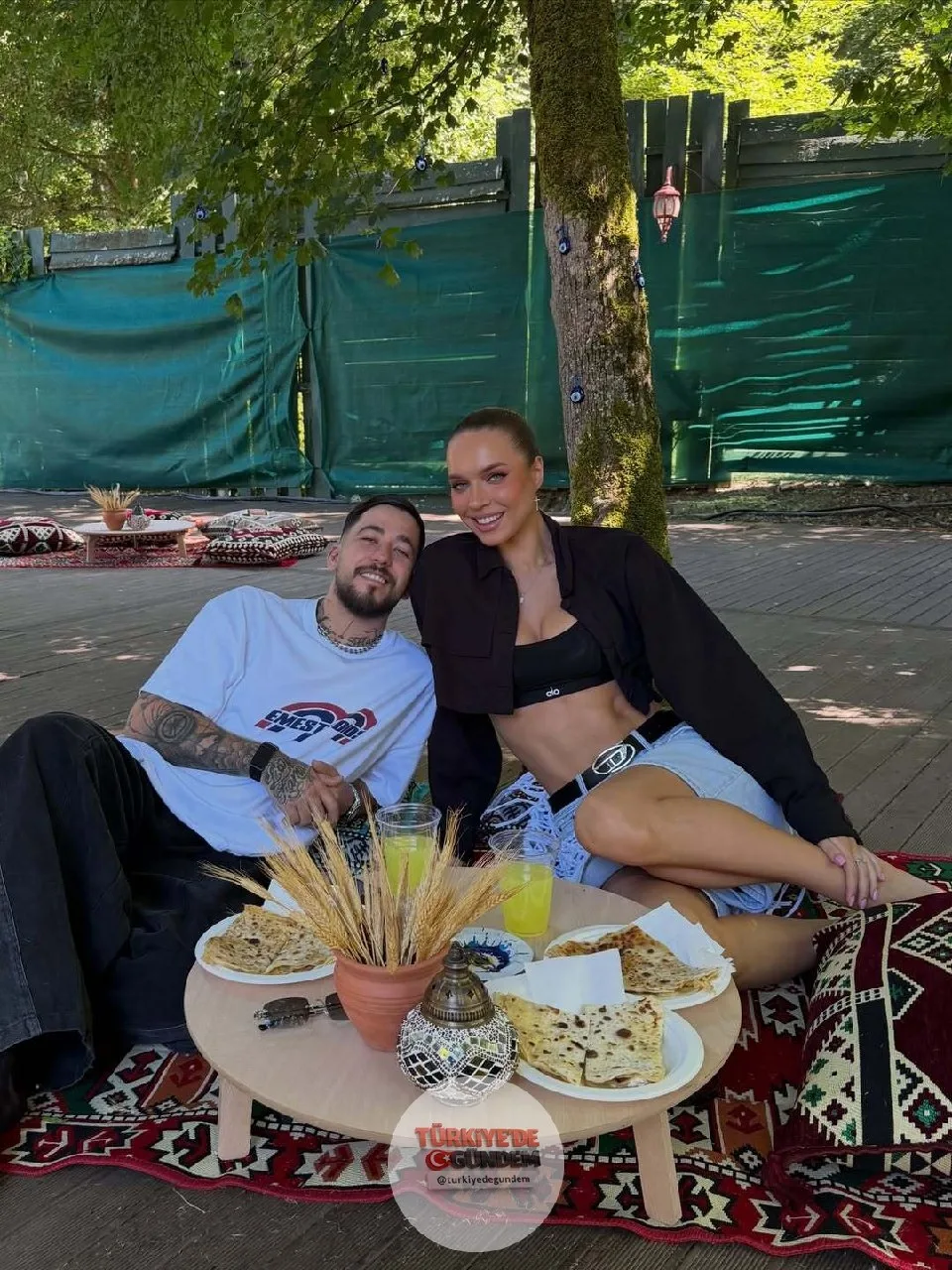 Mahmut Orhan ve model sevgilisi Daria Lakubchik'in yer sofrası paylaşımı.