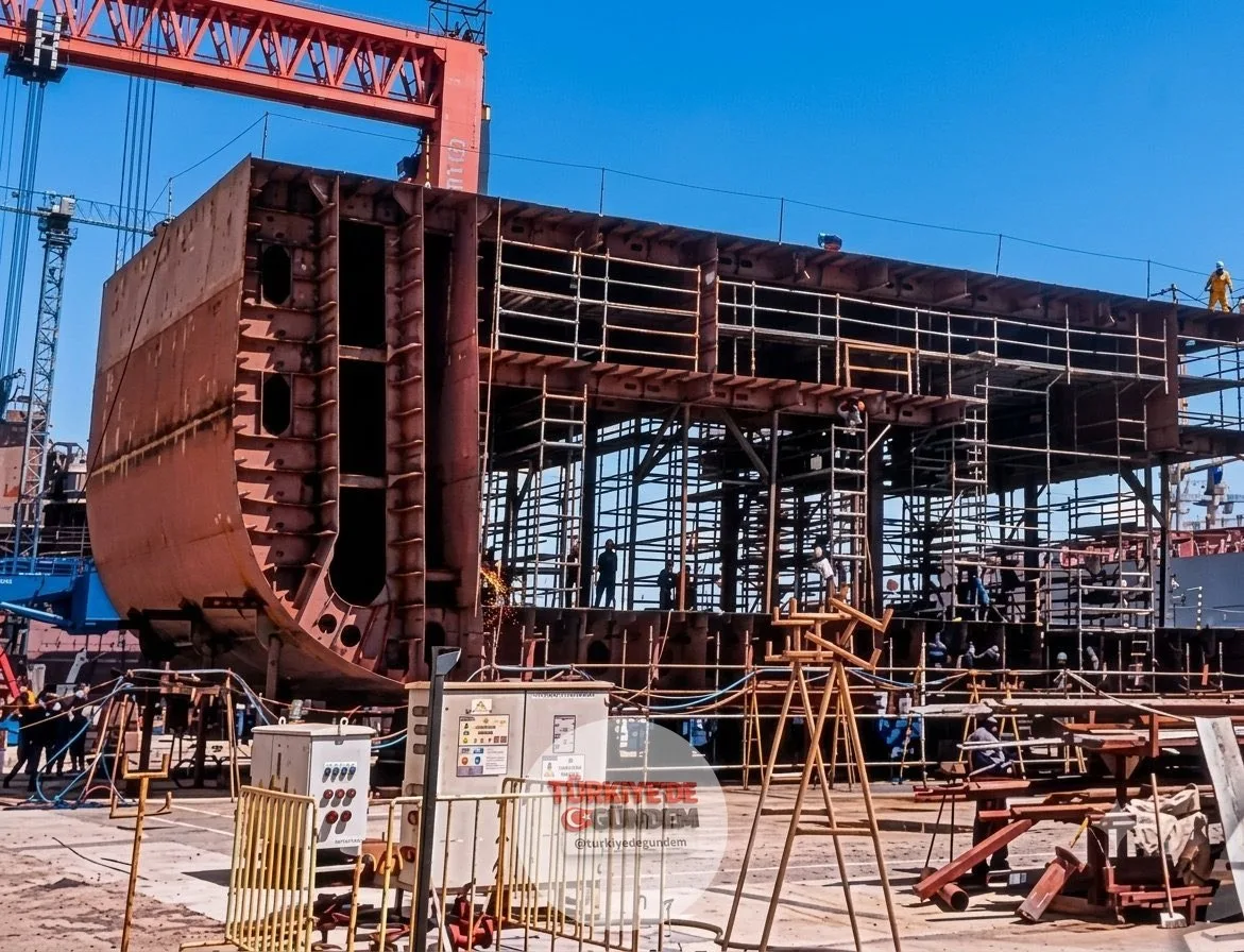 Bir savaş gemisinden fazlası. 60 bin tonluk MUGEM'in 2032 yılında Deniz Kuvvetleri'ne teslim edilmesi planlanıyor. 285 metre uzunluğa, 72 metre genişliğe ve 3 pistli (2 kalkış, 1 iniş) yapıya sahip olacak gemi; HÜRJET, KIZILELMA, ANKA-3 ve TB3 ile gö