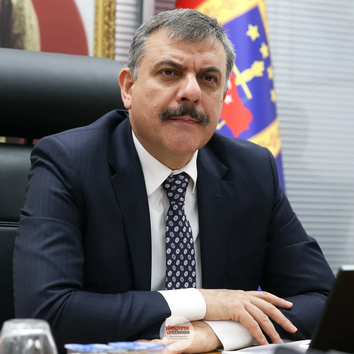 İçişleri Bakanı Mustafa Çiftçi: “Mesaimiz sabahın erken saatlerinde başlıyor. Genellikle gece saat 01.00’den önce yatağa girmem mümkün olmuyor. O saatlerde artık insanların uyuduğunu ve huzurla dinlendiğini düşünüyorum. Yani onları uyuttuktan, belki
