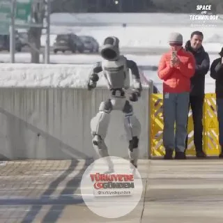 Boston Dynamics'in Atlas robotu, kapsamlı eğitim ve test süreçlerinin ardından takla atma ve çarkıfelek hareketi yapma becerisi sergiledi. Mühendisler, robotun denge, zamanlama ve koordinasyonunu geliştirmek için simülasyonlardan ve tekrarlanan denem