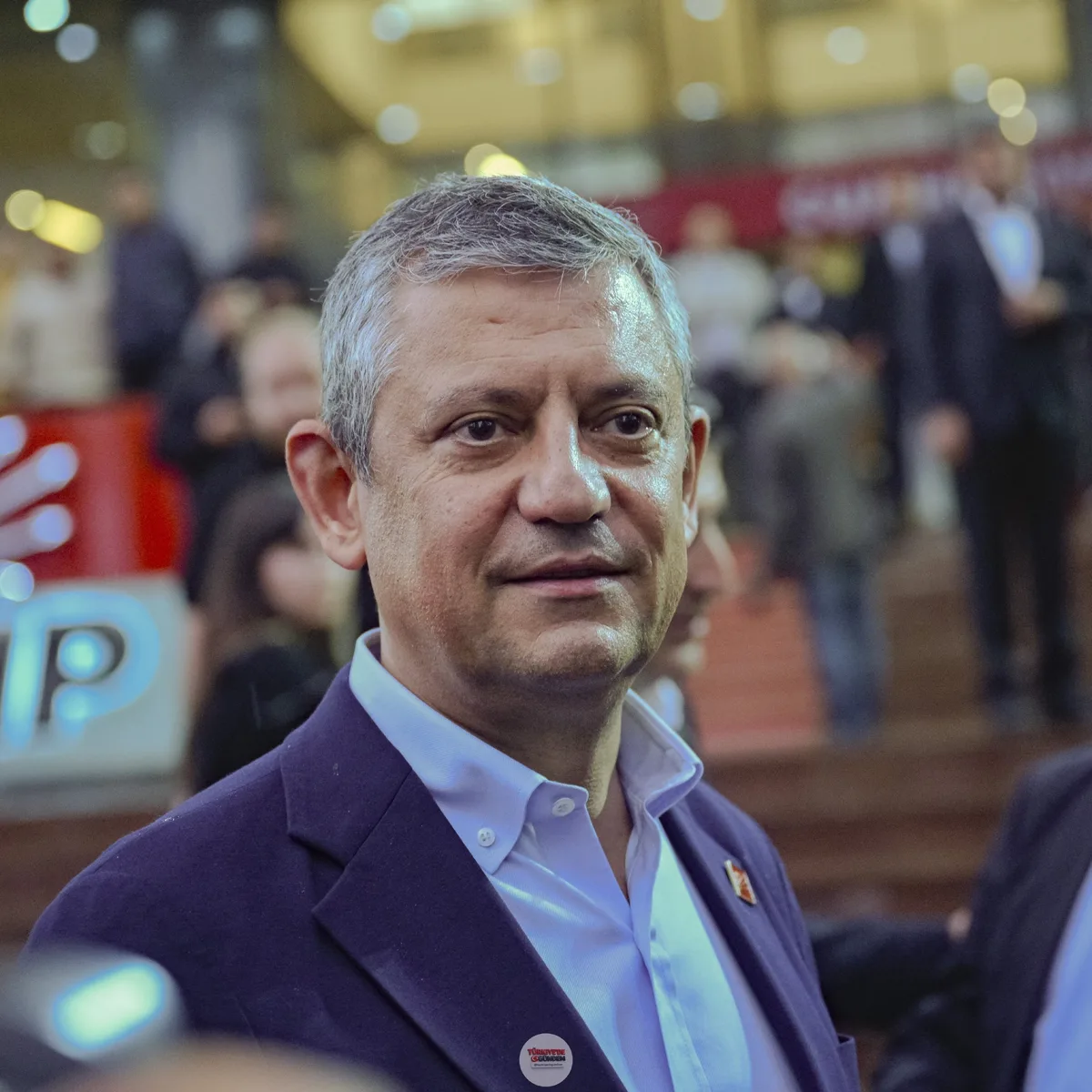 Özgür Özel'e yakın Parti Meclisi üyeleri, istifa ederek 45 gün içinde olağanüstü kurultay sürecini başlatmayı planlıyor. (Halk TV)