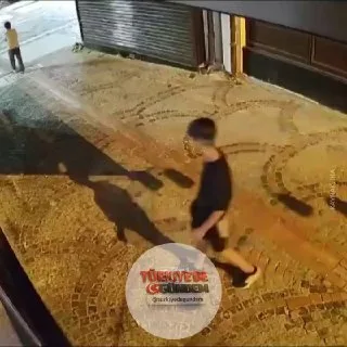 Edirne'de iki çocuk, bir iş yerinin asma kilidini kırarak kasadan 2 bin 500 TL ve bir cep telefonu çaldı.
