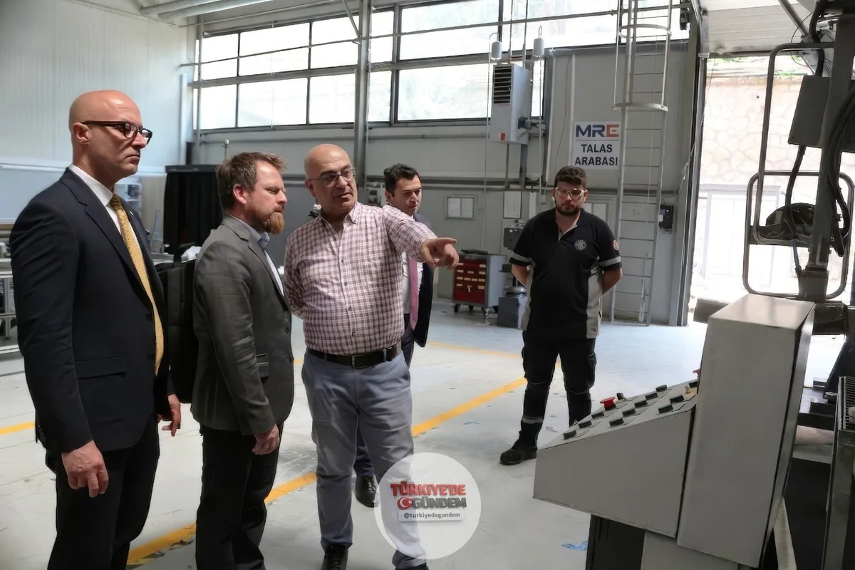 Çekya Savunma Bakanlığı heyeti MKE’yi ziyaret etti Çekya Savunma Bakanlığı’ndan gelen heyet, MKE Mühimmat Fabrikası’nı ziyaret ederek üretim süreçleri ve ürünler hakkında incelemelerde bulundu. Görüşmelerde potansiyel iş birliği fırsatlarına ilişkin