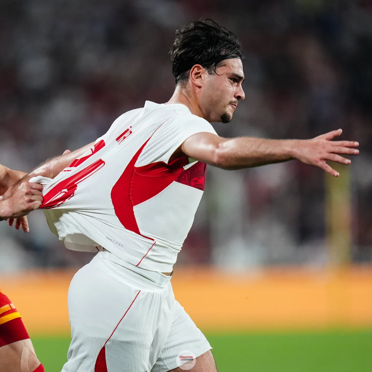 TFF, Dünya Kupası kadrosuna dahil edilmeyen ancak kafileyle birlikte Amerika Birleşik Devletleri'ne giden Aral Şimşir ve Demir Ege Tıknaz'ın kamptan ayrıldığını duyurdu.