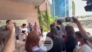 CHP Grup Başkanı Mustafa Biçer, Özgür Özel'e yakın 28 Parti Meclisi üyesinin istifa dilekçelerini CHP Genel Merkezi'ne getirdi.