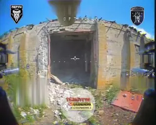 Ukrayna'ya ait bit FPV dron, bir binanın içine gizlenen mühimmat yüklü Rus Grad çok namlulu roketatar sistemini vurdu. İsabetin ardından araç büyük bir patlamayla imha oldu