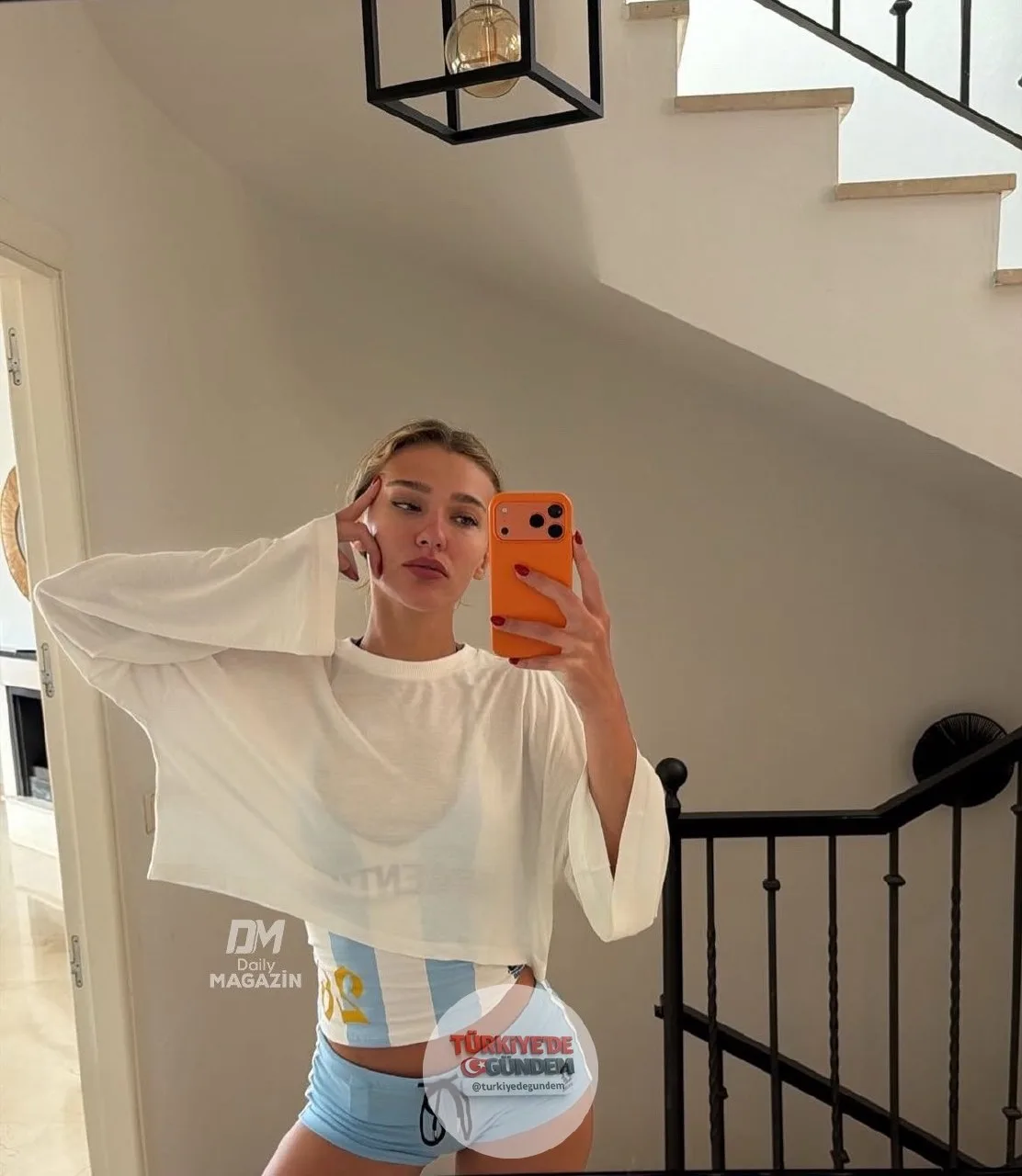 Melisa Döngel, Arjantin forması ve mavi şort kombiniyle ayna selfiesi yaptı