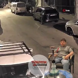 İzmir’de kız meselesi nedeniyle iki grup arasında çıkan silahlı kavgada 15 yaşındaki bir çocuk hayatını kaybetti. Yüzüne isabet eden kurşunla ağır yaralanan çocuğun yaşamını yitirdiği olayla ilgili gözaltına alınan 13 şüpheliden 5’i tutuklandı
