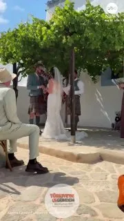İspanya'daki bir düğünde dört ayaklı davetli, tüm ilgiyi üzerine çekerek törenin yıldızı oldu. Çiftin çok sevdiği köpekleri Mambo, nikah töreni sırasında gelinin gelinliğinin üzerine kıvrılıp yattı.