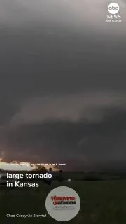 Perşembe günü etkili olan fırtınalardan önceki 24 saat içinde Kansas, Nebraska, Missouri, Iowa ve Illinois olmak üzere beş eyalette 16 hortum rapor edildi. Kansas'ta kaydedilen görüntülerde, devasa bir hortumun kendi etrafında döndüğü anlar yer aldı.