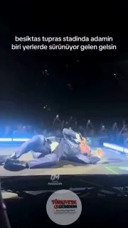 Teoman bu kez şarkılarını yerde yatarak söylemeyi tercih etti.