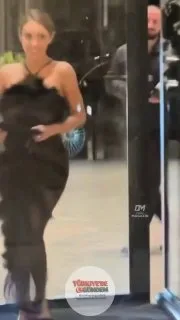 Bianca Censori'nin eşi Kanye West'in konseri için Gürcistan'a seyahat ederken giydiği kıyafet, sosyal medyada geniş yankı uyandırdı.