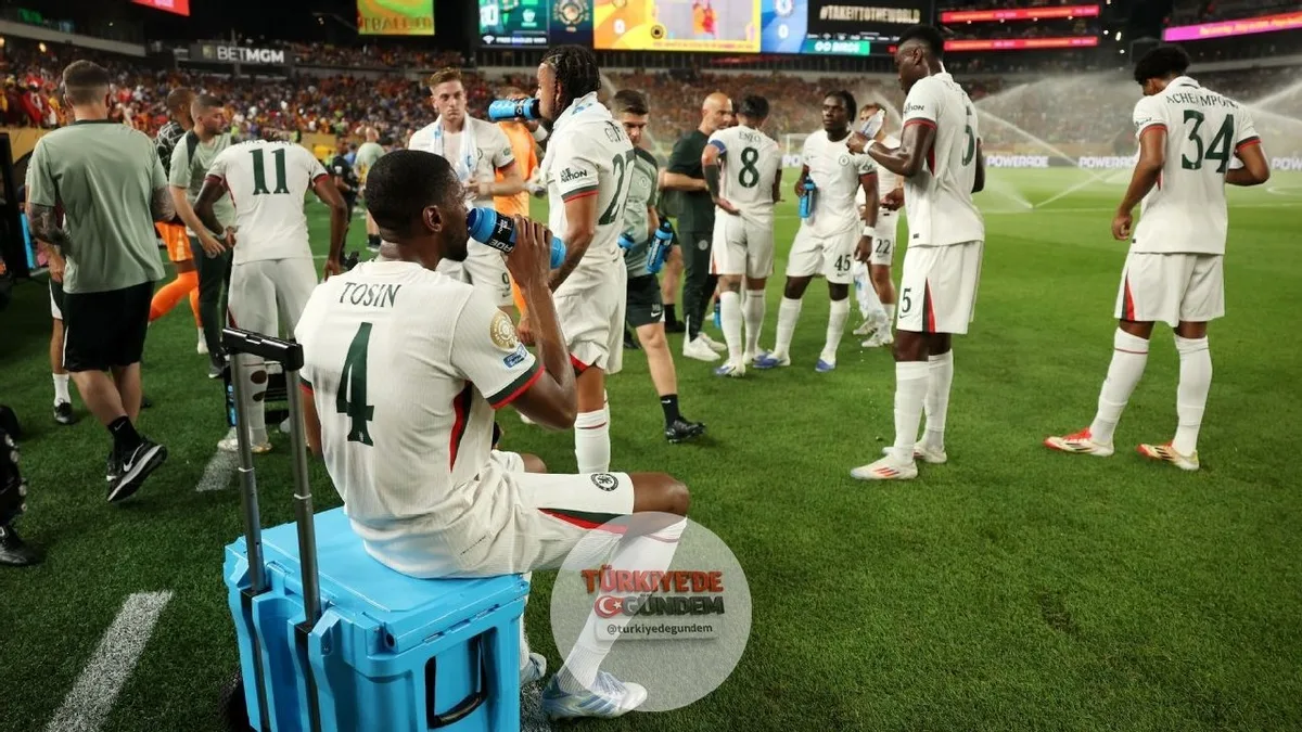 FOX, yayınları sırasında FIFA kurallarını ihlal etti. Yayıncı kuruluşlar, hakemin oyunu durduran düdüğünden sonraki ilk 20 saniye içinde reklam arasına girmemeleri ve oyun tekrar başlamadan en az 30 saniye önce maç yayınına dönmeleri konusunda uyarıl
