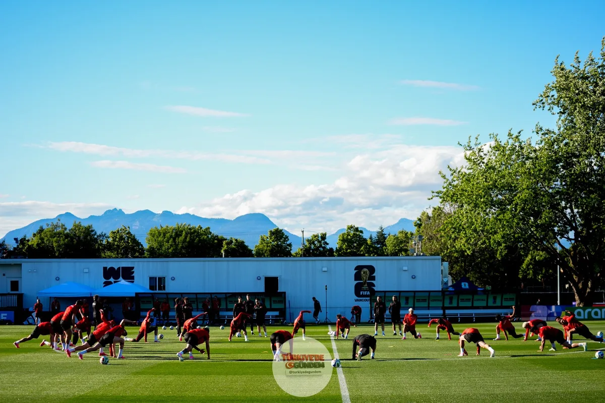 A Milli Erkek Futbol Takımımız, Vancouver'da Avustralya ile oynayacağı maçın hazırlıklarına yaptığı ilk antrenmanla başladı.